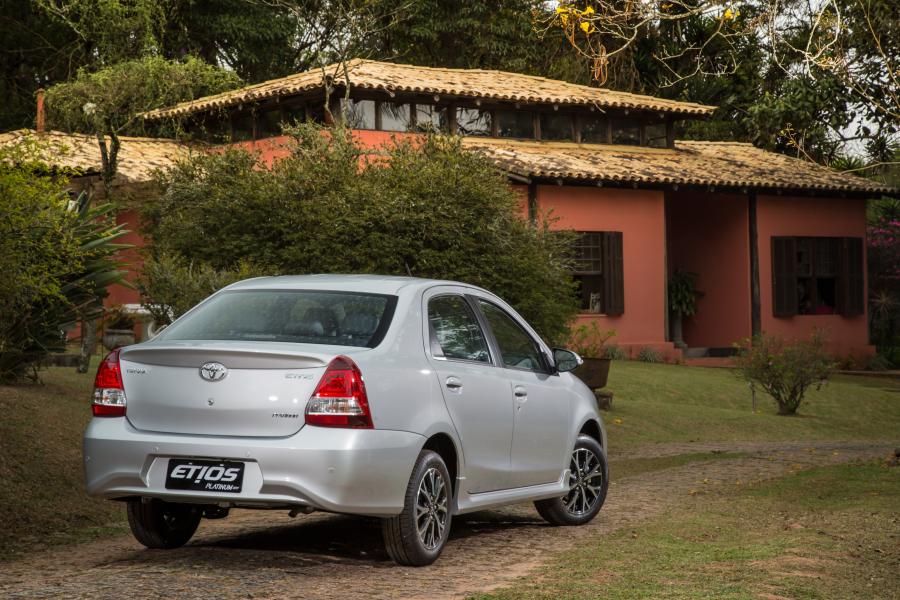  Toyota Etios Platinum Sedan 2016 года  (LA) (фото 5 из 10)